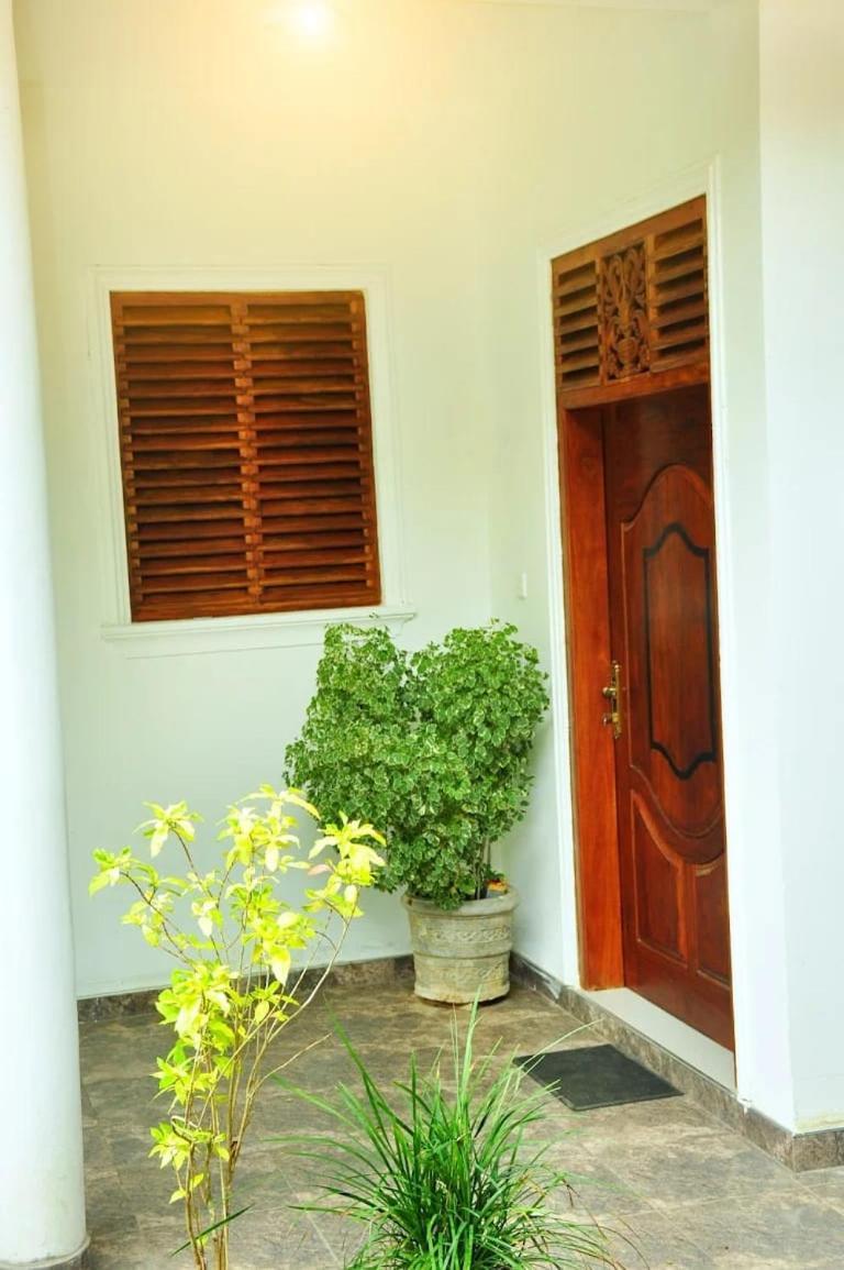 Randu Homestay And Restaurant Тангалла Номер фото